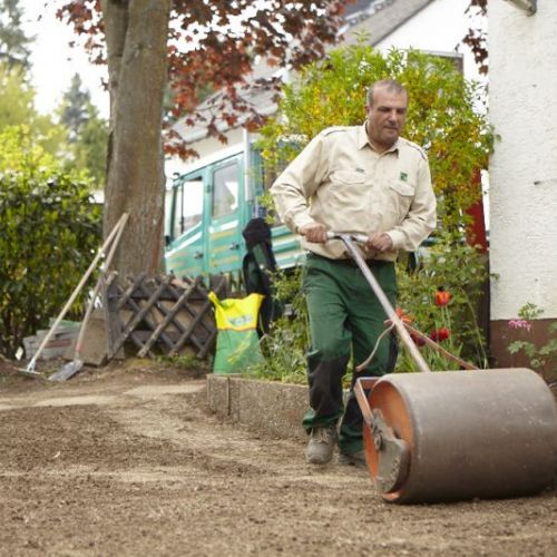 Mitarbeiter beim Planieren.